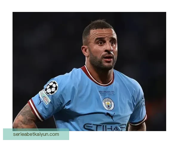 沃克在新赛季持续提升表现，成为球队稳定防线的重要支柱。